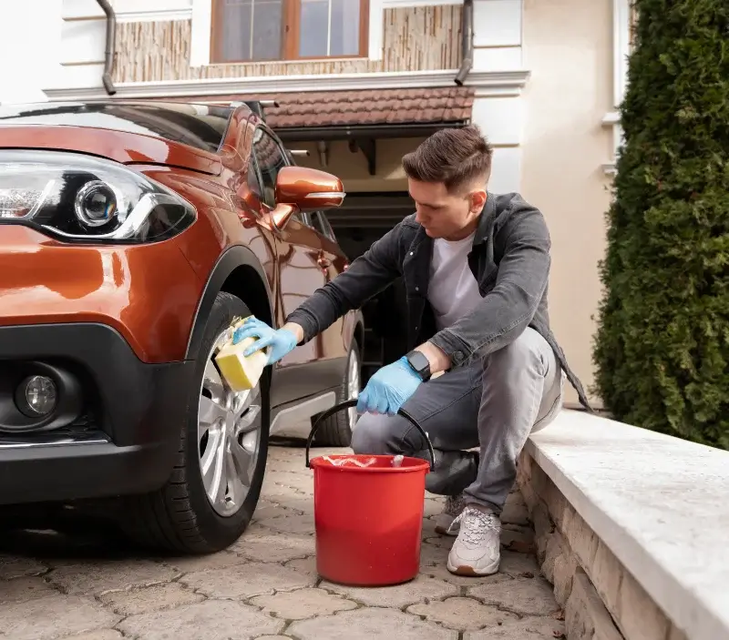 Lavage auto à domicile Auriac-l'Église : professionnel intervenant sur un véhicule